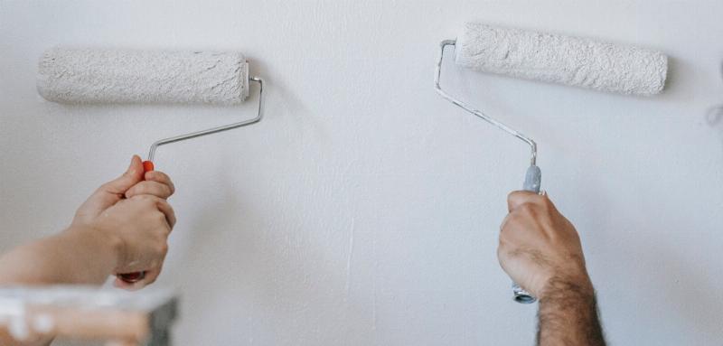 Un intérieur français après avoir enlevé l’odeur de peinture, avec des astuces naturelles et une atmosphère fraîche
